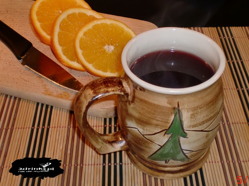 Grzaniec (grzane wino) z migdałami i pomarańczą
