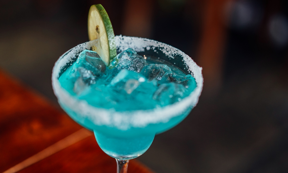 Blue Curacao – gdzie kupić, ile kosztuje, czym zastąpić – przydatne informacje