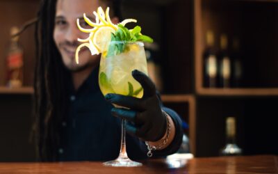 Od spritzera po finezyjne miksy: 7 najlepszych drinków z białym winem półwytrawnym