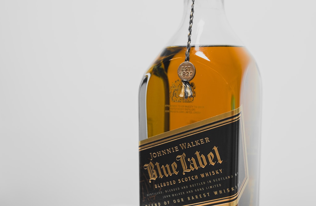 Butelka whisky Johnnie Walker Blue Label na jasnym tle.