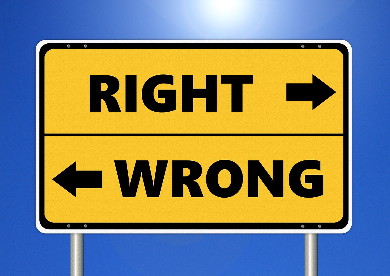 Żółty znak drogowy z napisami "RIGHT" (w prawo) i "WRONG" (w lewo) na niebieskim tle.