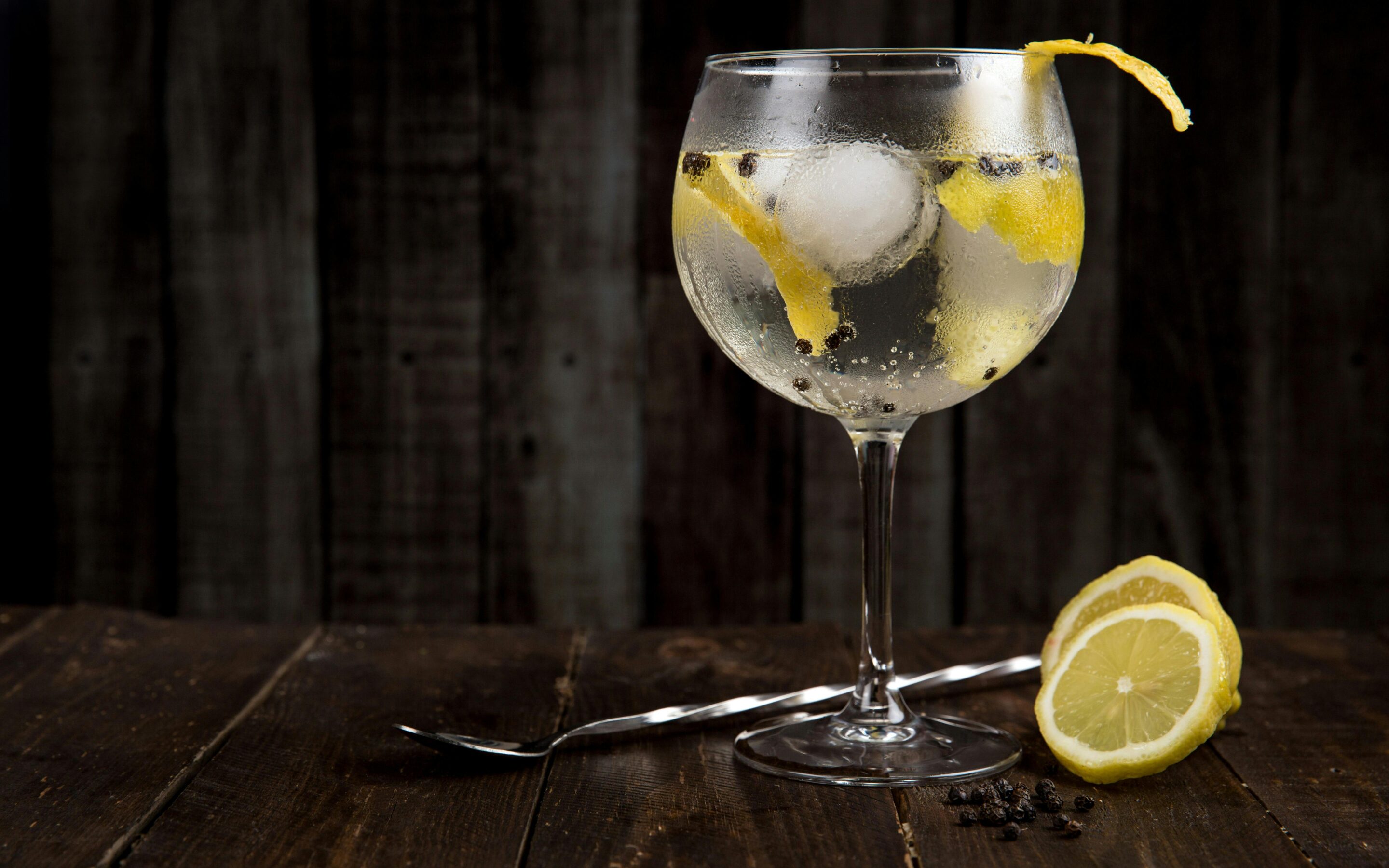 Najmniej kaloryczne drinki – po co sięgać, gdy uważasz na kalorie?