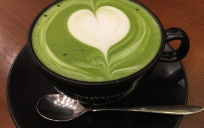 Matcha latte — japońska alternatywa dla cappuccino. Jak zrobić w domu i czym różni się od chai latte?
