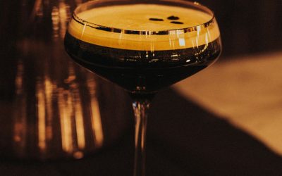 Espresso jako baza do drinków: Jakie ziarna z palarni specialty wybrać do shakera?